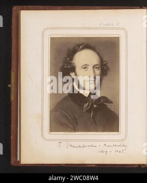 Fotoproduktion eines gemalten Porträts von Felix Mendelssohn Bartholdy von Carl Jaeger, Friedrich Bruckmann, nach Carl Jaeger, 1870 - 1890 Fotografie. Cabinet Foto dieses Foto ist Teil eines Albums. Pappe. Fotografisches Trägeralbumendruckporträt des Komponisten. Historische Personen. Bild, Malen Stockfoto