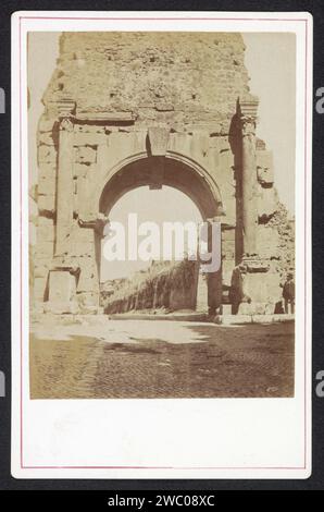 Blick auf den Arco di Druso und Via Appia in Rom, Anonym, 1850 - 1900 Schrankfoto Bogen aus Drusus-Karton. Fotografischer Trägeralbumendruck Triumphbogen. Ruine eines Gebäudes  Architekturbogen von Drusus Stockfoto