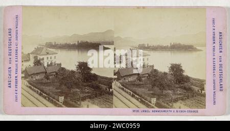 Blick auf die Rheininsel Nonnenwerth mit dem Zeven-Gebirge im Hintergrund, Johann Friedrich Stiehm, 1867 - 1872 Stereografie Bad Honnefpublisher: Berliner Karton. Papieralbumen drucken Fluss. Insel Nonnenwerth. Zevengebergte Stockfoto