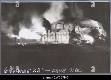 Brennende Autos nach Verkehrsunfall, Gerald Formosa, vor 1965 Foto Pressefoto mit Anweisungen für die Abholung mit auf der Rückseite des Fotos, wie es tatsächlich in der Zeitung erschien. Santa Rosa baryta Papier Gelatine Silberdruck Unfall mit Auto Stockfoto