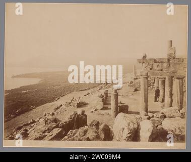 Blick auf die Küste von den Ruinen von Solunto in Palermo, Giuseppe Incorpora, 1856 - 1914 Foto Palermo Papier. Landschaft mit Pappalbumendruck und Ruinen. Küste Solunto. Mittelmeer Stockfoto