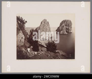 Blick auf die Faraglioni an der Küste Capri, Italien, Giorgio Sommer, 1873 - 1914 Foto Capri, Insel aus Pappe. Papieralbumendruck Golf, Bucht. Felsformationen Capri, Insel von Stockfoto