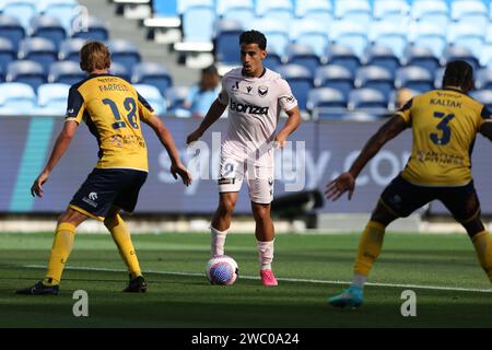 Sydney, Australien. Januar 2024. Daniel Arzani von Melbourne Victory attackiert am 13. Januar 2024 im Allianz Stadium, Sydney, Australien, während des Australia League-Spiels zwischen den Central Coast Mariners und Melbourne Victory. Foto von Peter Dovgan. Nur redaktionelle Verwendung, Lizenz für kommerzielle Nutzung erforderlich. Keine Verwendung bei Wetten, Spielen oder Publikationen eines einzelnen Clubs/einer Liga/eines Spielers. Quelle: UK Sports Pics Ltd/Alamy Live News Stockfoto