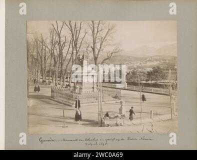 Denkmal von Isabella I. von Kastilien mit Kolumbus in Granada, mit Sierra Nevada, Rafael Garzón, Anonym (abgelehnte Attribution), um 1880 - in oder vor 1898 Foto Teil des Reisealbums mit Fotos von Sehenswürdigkeiten in Frankreich, Spanien, Italien, Deutschland, der Schweiz und Österreich. Granada-Papier. Fototräger-Monument mit Albumendruck, Statuengranate. Sierra Nevada Stockfoto