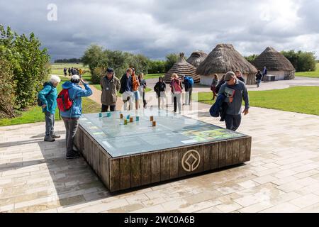 Stonehenge in Wiltshire, Besucherzentrum Herbst 2023, prähistorisches Denkmal und Besucherzentrum mit Karte der Stätte, England, UK, 2023 Stockfoto