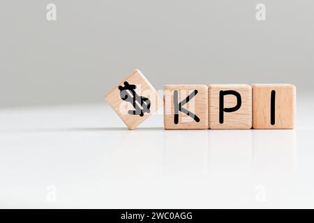 Drei Holzwürfel mit den Buchstaben KPI auf Whiteboard. Stockfoto