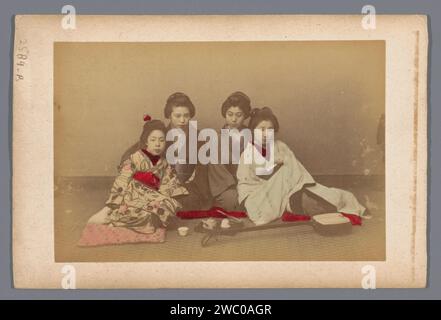 Gruppenporträt von vier unbekannten japanischen Mädchen mit Tee und einem Schamisen, 1860 - 1900 Foto Japan Papier. Pappalbumendruck historische Personen - BB - Frau. Streichinstrumente (gezupft) Japan Stockfoto