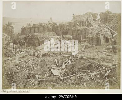 Russische Batterie im Fort Redan nach der Schlacht von Sebastopol während des Krimkrieges, James Robertson (zugeschrieben), 1855 fotografiert Sebastopol fotografische Unterstützung. Pappe gesalzenes Papier Druckverlust, Beschädigung, Zerstörung von Produkten Sebastopol Stockfoto