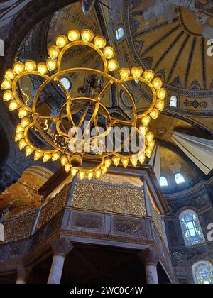 Januar 2024 - Istanbul, Türkei: Inneneinrichtung der Hagia Sofia, schöner Kronleuchter in einem Tempel Stockfoto