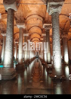 Die Zisterne der Basilika ist die größte von mehreren hundert alten Zisternen, die unter der Stadt Istanbul liegen Stockfoto