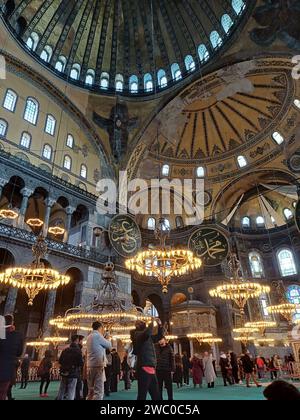 Istanbul, Türkei - 08. Januar 2024: Eine große Gruppe von Menschen und Touristen besucht die Heilige Hagia Sophia Moschee, Istanbul, Türkei Stockfoto