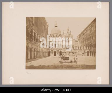 Innenhof des Hundepalastes in Venedig, Italien, Anonym, 1851 - 1900 Foto Venedig Karton. Papieralbumendruck Innenhof des Palastes oder 'Hôtel'. Zier-Brunnen Dogepalis Stockfoto