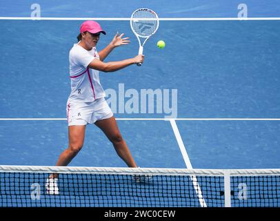 Melbourne, Australien. Januar 2024. IgA Swiatek aus Polen nimmt am 13. Januar 2024 an einem Training vor dem Australian Open Tennis Turnier 2024 in Melbourne Teil. Quelle: Wang Shen/Xinhua/Alamy Live News Stockfoto