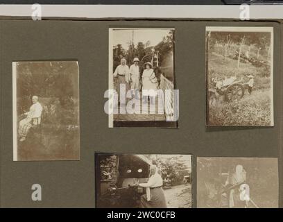 Leprecring Colony Danaradja: People en Transport, Anonym, 1922 Fotoalbum Magazin mit fünf Fotos: Eine Frau sitzend auf einem Stuhl in einem Garten, inmitten von zwei Frauen und einem Mann in reicher Kleidung in der Nähe eines Pferdes. Oben rechts transportiert ein Mann eine Lügende mit einem Tjikar (Ossenkar). Mitten in einer alten Frau steigt ein Auto ein. Unten rechts sitzt eine Frau in einer Limousine. Ihr Kopf ist auf dem Foto montiert. Teil des Fotoalbums Leprozen Colony Danaradja und Familienaufnahmen. Ostkarton. Fotografische Stützleprosie. Zweirädriges, tierisches Zugfahrzeug. (Mit Perso Stockfoto