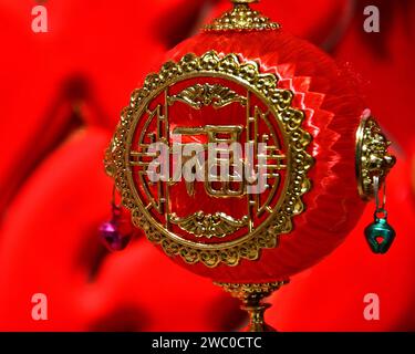 Handan, China. Januar 2024. Dragon Year Ornamente werden am 12. Januar 2024 in einem Supermarkt in Handan, China, verkauft. (Foto: Costfoto/NurPhoto) Credit: NurPhoto SRL/Alamy Live News Stockfoto