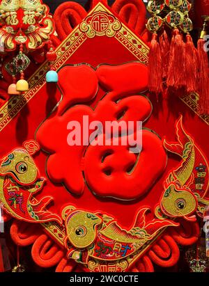 Handan, China. Januar 2024. Dragon Year Ornamente werden am 12. Januar 2024 in einem Supermarkt in Handan, China, verkauft. (Foto: Costfoto/NurPhoto) Credit: NurPhoto SRL/Alamy Live News Stockfoto