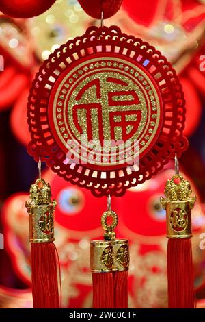 Handan, China. Januar 2024. Dragon Year Ornamente werden am 12. Januar 2024 in einem Supermarkt in Handan, China, verkauft. (Foto: Costfoto/NurPhoto) Credit: NurPhoto SRL/Alamy Live News Stockfoto