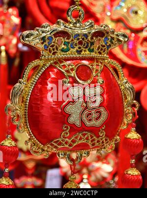 Handan, China. Januar 2024. Dragon Year Ornamente werden am 12. Januar 2024 in einem Supermarkt in Handan, China, verkauft. (Foto: Costfoto/NurPhoto) Credit: NurPhoto SRL/Alamy Live News Stockfoto