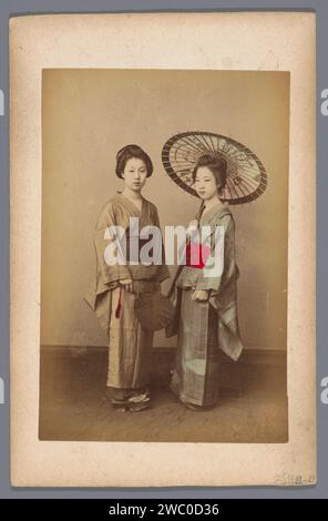 Doppelporträt zweier unbekannter japanischer Frauen, Anonym, 1860 - 1900 Foto japanisches Papier. Pappalbumendruck anonyme historische Personen in einem Doppelporträt - BB - Frau. Sonnenschirm, Sonnenschirm Japan Stockfoto