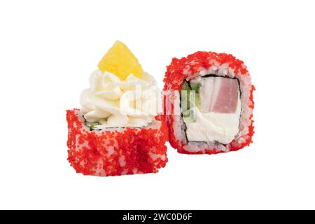 Billige Version von Sushi-Brötchen auf weißem Hintergrund. Japanische Gerichte aus Reis und künstlichem rotem Kaviar, Aal und Philadelphia-Käse. Stockfoto