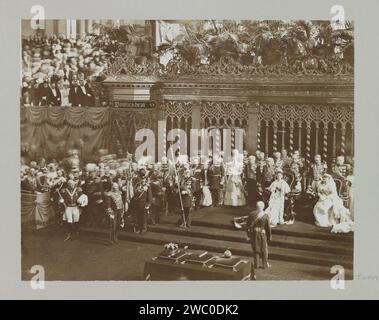 Einweihungszeremonie der Wilhelmina im Nieuwe Kerk in Amsterdam, Barend Groote (möglich), 1898 Foto Teil des Fotoalbums mit 15 Aufnahmen der Einweihung der Königin Wilhelmina und der Einweihungsfeiern. Neue kirchliche fotografische Stützinstallation eines Herrschers - BB - weibliche Herrscherin. Zeremonielle Feier der Einsetzung eines Herrschers. Öffentliche Feierlichkeiten anlässlich königlicher Veranstaltungen. Rood-Screen, Chor-Screen; Ikonostase. Mantel, Kleid, Kleid (Symbol der Souveränität). Orb (Symbol der Souveränität; Kugel mit Kreuz oben) - BB - weibliche Herrscherin. Krone (Symbol der Souveränität) neu Stockfoto