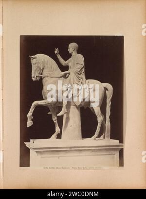 Ruiterstandbeeld van Marcus Nonius Balbus in Het Museo Nazionale in Neapel, ca. 1870 - ca. 1900 Fotografie Teil des Reisalbums mit Fotos von Sehenswürdigkeiten in Italien und Südfrankreich. Naples Papier. Fotografischer Trägeralbumendruck Reiterstatue Neapel Stockfoto