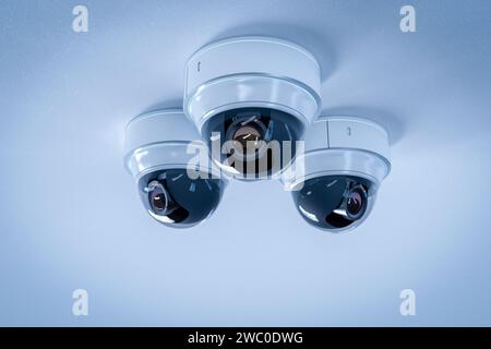 3D-Rendering-Gruppe von Überwachungskameras oder cctv-Kameras an der Decke Stockfoto