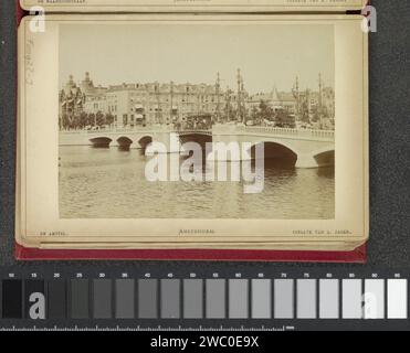 Nieuwe Amstel Brücke über die Amstel in Richtung Noordwest, in oder nach 1904 - in oder vor 1907 Foto. Kabinettfoto Teil des Leporelloalbums mit 24 Fotos von Amsterdam. Amsterdamer Karton. Fotografische Unterstützung Albumendruckbrücke in der Stadt über Fluss, Kanal usw. fluss Amstel (Fluss). Neue Amstel-Brücke Stockfoto