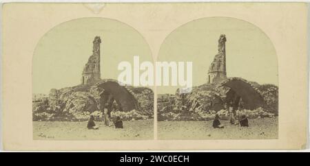 Blick auf die Ruinen einer Moschee in Ramla, Israel, Francis Frith, 1859 - 1861 Stereograph Ramlapublisher: London Pappe. Papieralbumendruck Tempel, Schrein  Islam, Mohammedanismus. Die Ruine eines Gebäudes  die Architektur fällt Stockfoto