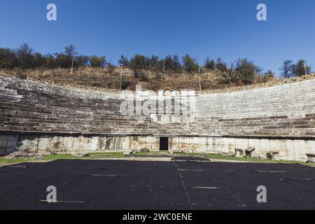 Das Amphitheater in Heraclea Lyncestis, einer antiken griechischen Stadt in Mazedonien in der Nähe der heutigen Stadt Bitola in Nordmazedonien. An einem sonnigen Tag aufgenommen. Stockfoto