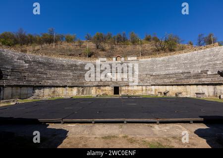 Das Amphitheater in Heraclea Lyncestis, einer antiken griechischen Stadt in Mazedonien in der Nähe der heutigen Stadt Bitola in Nordmazedonien. An einem sonnigen Tag aufgenommen. Stockfoto