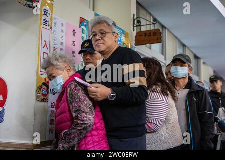 Taipeh, Taiwan. Januar 2024. Die Leute stehen an, um im Wahllokal im Bezirk Banqiao zu wählen. Der Präsidentschaftskandidat Hou Yu-ih (KMT) stimmt am Wahltag für die Präsidentschaftswahlen in Taiwan 2024 in Banqiao, New Taipeh City, heute Samstagmorgen ab. Quelle: SOPA Images Limited/Alamy Live News Stockfoto