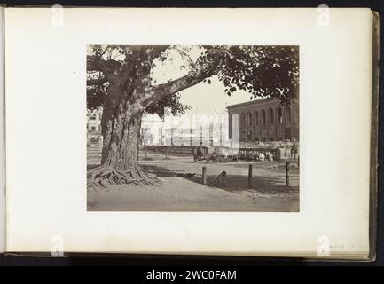 Straßenblick mit Tipu Sultan Shahi Moschee und dem Imperial Hotel, Kalkutta, Westbengalen, Indien, anonym, c. 1865 - ca. 1875 Fotografie Teil des Reisealbums mit Aufnahmen von Sehenswürdigkeiten in Indien, Deutschland, der Schweiz und Frankreich. Kolkata fotografischer Support Albumendruck Straße (+ Stadt(-Landschaft) mit Figuren, Personal). Tempel, Schrein  Islam, Mohammedanismus. Hotel, Hostelry, inn Kolkata Stockfoto