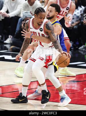 Chicago, USA. Januar 2024. Chicago Bulls Stürmer DeMar DeRozan (Front) streitet am 12. Januar 2024 im United Center in Chicago, USA, mit Stephen Curry, dem Gardisten der Golden State Warriors, während des NBA Regular Season Spiels zwischen Chicago Bulls und Golden State Warriors. Quelle: Joel Lerner/Xinhua/Alamy Live News Stockfoto