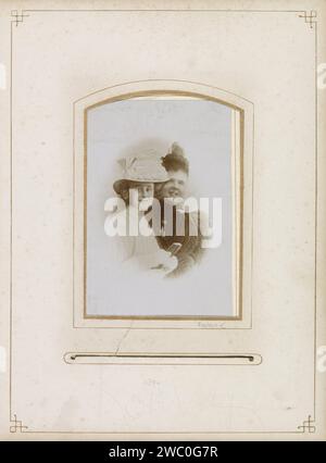 Porträt von Prinzessin Wilhelmina und Königin Regent Emma, M. Couvée, 1894 Kabinettfoto dieses Foto ist Teil eines Albums. Die Haager Pappe. baryta Paper Queen. Mutter und Tochter(en) (Familiengruppe). Historische Personen - BB - Frau Stockfoto