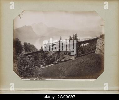 Zug auf der Schnurtobelbrücke der Rigis Floors, ca. 1880 - ca. 1910 Foto Teil des Reisealbums mit Sehenswürdigkeiten in England, der Schweiz, Frankreich und Deutschland. Luzerner Papier. Fotografische Trägeralbumen drucken Querformat mit Brücke, Viadukt oder Aquädukt. Standseilbahn Luzern Stockfoto