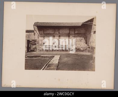 Überreste des Augustustempels in Pompeji, Italien, Giorgio Sommer (zugeschrieben), 1857 - 1914 Foto Pompeji Karton. Papieralbumendruck Ruine eines Gebäudes  Architektur. Tempel, Schrein  römische Religion Pompeji Stockfoto