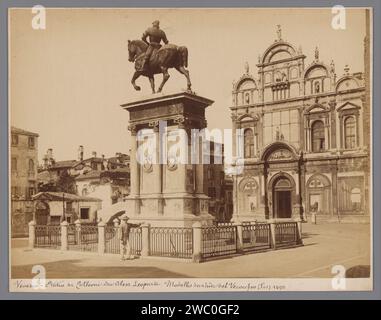 Reiterstatue von Bartolomeo Colleoni von Andrea del Verocchio in Venedig, Anonym, nach Andrea del Verrocchio, 1851 - 1900 Foto Venedig Papier. Reiterstatue Santi Giovanni und Paolo aus Karton mit Albumendruck Stockfoto