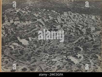 Stadt (vermutlich) in Südeuropa, aus der Luft gesehen, ca. 1930 - 1940 Fotoalbum Magazin mit einem Foto von Häusern in einer Stadt, vermutlich in Südeuropa. Es ist wahrscheinlich einer der Orte, an denen ein Zwischenstopp auf dem KLM-Flug Amsterdam-Batavia gemacht wurde. Teil des Gedenkalbums der Indischen Linie von KLM, Teil I Europapapier. Unterstützung für Fotos. Pappe Gelatine Silberdruck Luftverkehr, Luftfahrt. Reisen; Tourismus. Aussicht auf die Stadt, Stadtpanorama, Silhouette der Stadt Europa Stockfoto