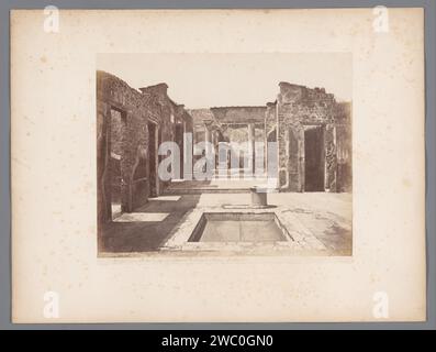 Überreste eines Hauses in Pompeji, Italien, Giorgio Sommer (zugeschrieben), 1857 - 1875 Foto Pompeji Karton. Papieralbumendruck Ruine eines Gebäudes  Architektur. Ausgrabung  Archäologie Pompeji Stockfoto