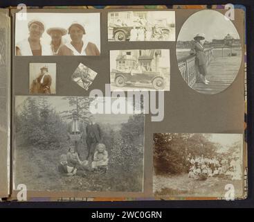 Firmen und Porträts, anonym, ca. 1900 - ca. 1925 Fotoalbum Magazin mit Fotos einer Firma an einem Auto vor einem Landhaus und im Wald. Auch Fotos von einer Frau am Pier van Scheveningen und fünf Kindern in einer Landschaft. Teil des Fotoalbums einer unbekannten niederländischen Familie mit Verbindungen in Suriname und den Niederländisch-Indien (1). Niederlande Pappe. Fotografische Unterstützung Gelatine Silberdruck erwachsener Mann. Erwachsene Frau. Automobil. Kind. Wasserstelle, Spa. pier, Kai, Kai Scheveningen. Kurhaus (Scheveningen) Stockfoto