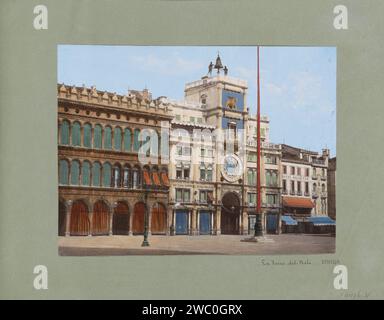 Torre Dell'orologio und angrenzende Gebäude in Venedig, Anonym, 1850 - 1876 Fotografie Teil von Reisalbum mit Fotos und Zeichnungen von Manuel Mayo 1876. Fotounterstützung in Venedig. Deckfarbe. Aquarell (Farbe) Albumendruck Reisen; Tourismus. turm, Uhrenturm  monumentale Verzierung. Hotel, Hostelry, inn Clock Tower Stockfoto