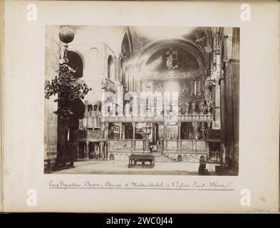 Chor, Byzantinisches Kreuz, Hauptaltar und Retabel der Basilika San Marco in Venedig, Carlo Ponti, 1860 - 1881 Fotografie Teil des Topographischen Albums von Venedig 1881. Venedig fotografische Unterstützung Albumendruck Teile des Kircheninnenraums Basilika San Marco Stockfoto