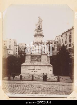 Denkmal für Christoffel Kolumbus in Genua, Anonym, ca. 1885 - ca. 1892 Foto dieses Foto ist Teil eines Albums. Fotografische Unterstützung Albumendruck Monument, Statue Knie Stockfoto