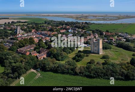 Drohnen-Aufnahme von Village of Orford mit seinem Schloss aus dem 12. Jahrhundert und Blick auf die Ostküste, Suffolk, England, Europa Stockfoto