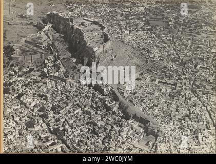 Stadt mit einer Festung, aus der Luft gesehen, ca. 1930 - 1940 Fotoalbum Magazin mit einem Foto einer Stadt mit einer ummauerten Festung auf einem Berg. Es liegt wahrscheinlich in der Nähe eines der Orte, an denen ein Zwischenstopp auf dem KLM-Flug Amsterdam-Batavia gemacht wurde. Teil des Gedenkalbums der Indies-Linie von KLM, Teil I. Papier. Unterstützung für Fotos. Pappe Gelatine Silberdruck Luftverkehr, Luftfahrt. Reisen; Tourismus. Festung Stockfoto