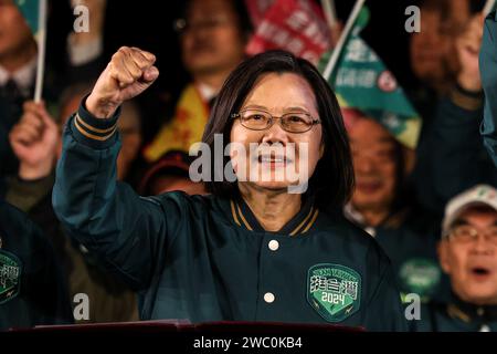 Taipeh, Taiwan. Januar 2024. Tsai Ing-wen, der Präsident Taiwans, gibt Gesten während einer Wahlkampfkundgebung vor der Präsidentschaftswahl Taipeh, Taiwan, am 11. Januar 2024. (Kreditbild: © Valeria Mongelli/ZUMA Press Wire) NUR REDAKTIONELLE VERWENDUNG! Nicht für kommerzielle ZWECKE! Stockfoto