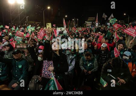 Taipeh, Taiwan. Januar 2024. Anhänger von Lai Ching-te, dem Präsidentschaftskandidaten der regierenden Demokratischen Progressiven Partei (DPP), nehmen an einer Wahlkampfveranstaltung im Vorfeld der Präsidentschaftswahlen Taipeh, Taiwan, am 11. Januar 2024 Teil. (Kreditbild: © Valeria Mongelli/ZUMA Press Wire) NUR REDAKTIONELLE VERWENDUNG! Nicht für kommerzielle ZWECKE! Stockfoto