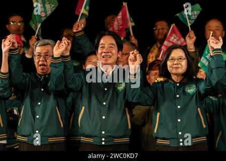 Taipeh, Taiwan. Januar 2024. Lai Ching-te, Präsidentschaftskandidat der regierenden Demokratischen Progressiven Partei (DPP), Zentrum, und Tsai Ing-wen, Taiwans Präsident, rechts, Geste während einer Wahlkampfveranstaltung vor der Präsidentschaftswahl Taipeh, Taiwan, 11. Januar 2024. (Kreditbild: © Valeria Mongelli/ZUMA Press Wire) NUR REDAKTIONELLE VERWENDUNG! Nicht für kommerzielle ZWECKE! Stockfoto