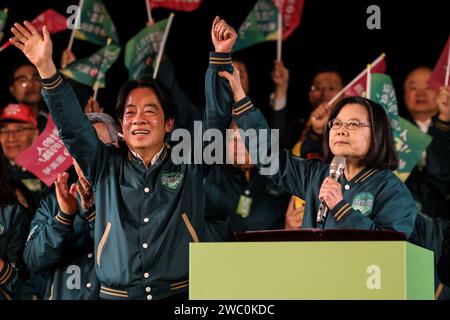 Taipeh, Taiwan. Januar 2024. Lai Ching-te, der Präsidentschaftskandidat der regierenden Demokratischen Progressiven Partei (DPP), und Tsai Ing-wen, Taiwans Präsident, gaben während einer Wahlkampfkundgebung vor den Präsidentschaftswahlen Taiwans am 11. Januar 2024 in Taipeh (Taiwan) Gesten. (Kreditbild: © Valeria Mongelli/ZUMA Press Wire) NUR REDAKTIONELLE VERWENDUNG! Nicht für kommerzielle ZWECKE! Stockfoto